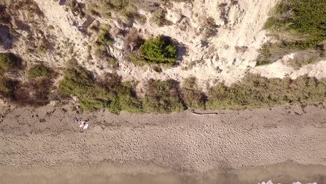4K-Luftaufnahme-Aus-Der-Vogelperspektive-Von-Malibu,-Kalifornien,-Mit-Riesigen-Anwesen-Mit-Blick-Auf-Den-Pazifischen-Ozean-An-Einem-Sonnigen-Tag