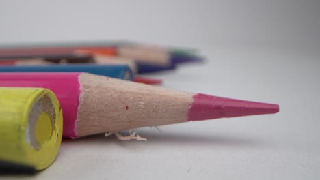 Bunte-Bleistifte,-Rosa-Bleistiftspitze-Im-Scharfen-Fokus