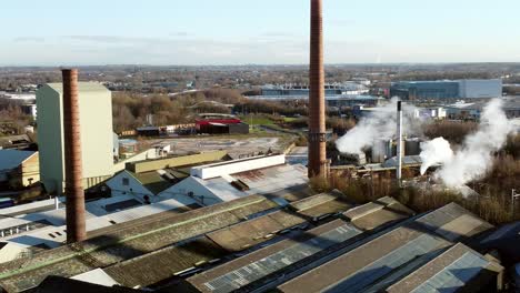 Lagergebäude-Der-Glasfabrik-Pilkington-Aus-Der-Luft,-Absteigende-Ansicht,-Industrieanlage-Auf-Dem-Dach