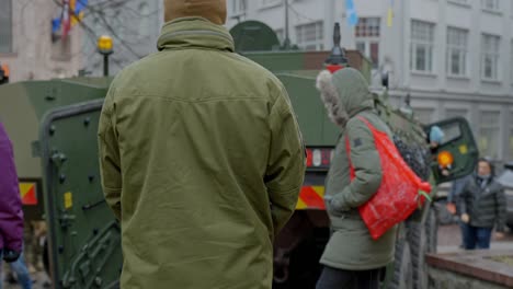 Soldat-Steht-In-Der-Nähe-Eines-Gepanzerten-Fahrzeugs-In-Der-Innenstadt-Von-Riga,-Ansicht-Nach-Oben-Geneigt