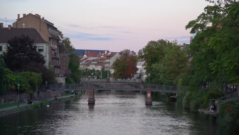 Die-Stadt-Straßburg-Wird-Vom-Fluss-Ill-Durchflossen,-Der-Die-Große-Insel,-Auf-Der-Sich-Die-Altstadt-Und-Die-Meisten-Berühmten-Gebäude-Der-Stadt-Befinden,-Teilt-Und-Umgibt