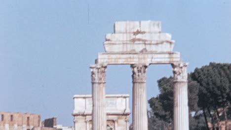 Panorama-Del-Antiguo-Foro-Romano-Bajo-Un-Cielo-Azul-En-Roma-En-Los-Años-1960