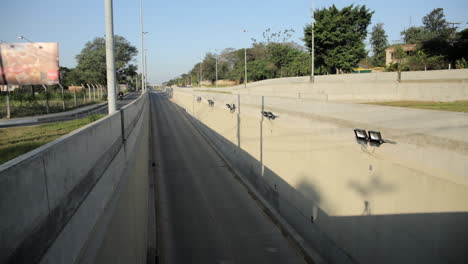 Zeitrafferaufnahme-Autoverkehr-Stadtstraße-Tunnel-Autobahn-In-Der-Stadt-Asuncion,-Paraguay