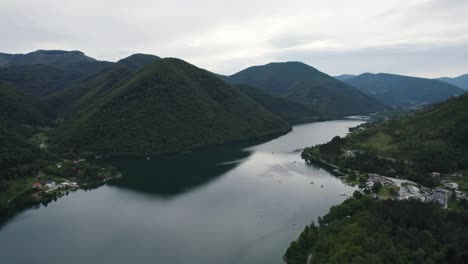 órbita-Aérea-Del-Lago-Velik-Plivsko-En-Bosnia-Y-Herzegovina,-Cerca-De-La-Ciudad-De-Jajce