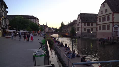 Junge-Franzosen-Genießen-Im-Herbst-Einen-Schönen-Abend-Am-Fluss-Ill-In-Straßburg