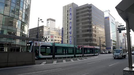 Moderne-Hiroshima-Straßenbahn,-Die-In-Der-Innenstadt-Vorbeifährt