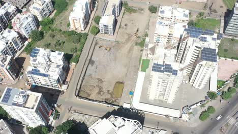 Luftaufnahme-Der-Stadt-Rajkot,-Drohnenkamera,-Draufsicht,-Bauarbeiten-Im-Gange-Und-Blick-Auf-Die-Umgebung