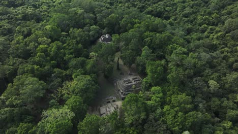 Volando-Hacia-Atrás-En-Las-Ruinas-Mayas-De-Yaxha-En-La-Selva-De-Guatemala,-Aérea