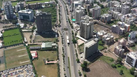 Luftbild-Drohnenkamera-Der-Stadt-Rajkot,-Die-Vorwärts-Rast-Und-Sich-In-Einem-Großen-Hotel,-Einem-Partygrundstück,-Hochhäusern,-Flachbauten-Und-Einem-Box-Cricket-Befindet