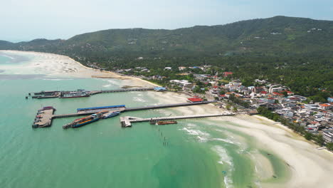 Luftaufnahme-Der-Küstenlandschaft-Der-Stadt-Nathon,-Koh-Samui,-Thailand