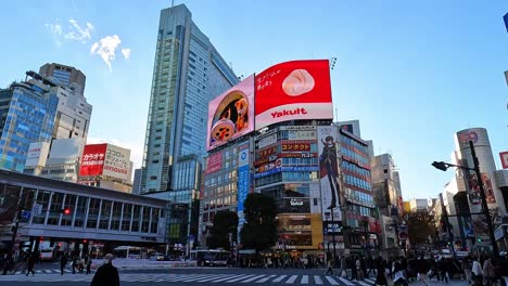 Blick-Auf-Die-Shibuya-Kreuzung,-Einen-Der-Belebtesten-Zebrastreifen-Der-Welt