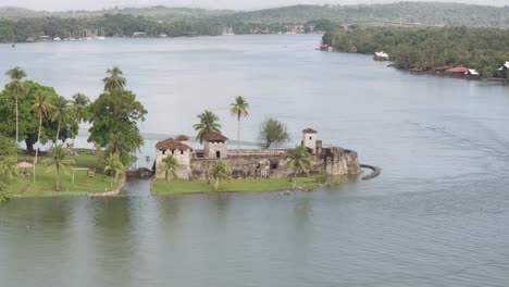 Alte-Festung-Castello-San-Felipe-Am-Rio-Dulce-Guatemala,-Luftaufnahme