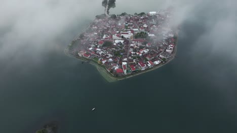 Famoso-Lago-Isla-De-Flores-Petén-Al-Amanecer-En-Guatemala,-Aéreo