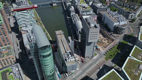 Revelar,-Paisaje-Urbano-De-Dusseldorf-Y-Estructura-Voladiza-Vertical-Torre-Del-Rin