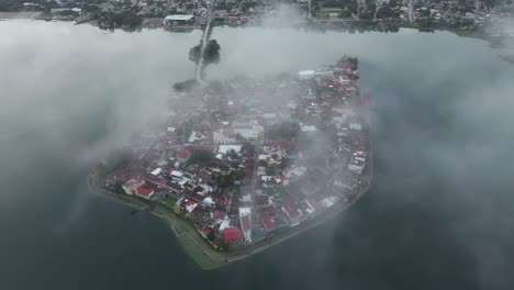 El-Petén-Insel-Flores-In-Guatemala-Drohnen-Luftaufnahme