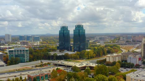 Luftdrohnenaufnahme,-Die-An-Den-King--Und-Queen-Towers-In-Atlanta,-Georgia,-Vorbeifliegt