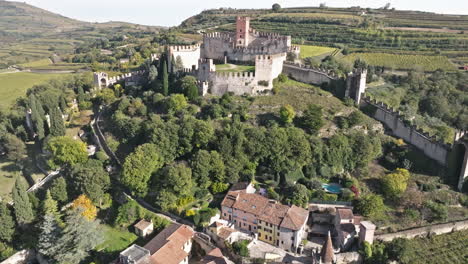 Imposante-Scaliger-Burg-Mit-Historischen-Mauern,-Umgeben-Von-Grüner-Vegetation-In-Soave,-Verona,-Italien