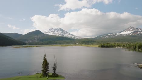 Drone-footage-of-sparks-lake-in-Bend-Oregon-along-the-Cascade-Lakes-Highway
