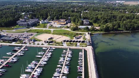 Schöner-Hafen-Kakumae-Pier-Der-Stadt-Tallinn,-Luftaufnahme