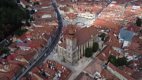 Forward-drone-towards-black-church-near-old-city-centre-in-Brasov,-Romania