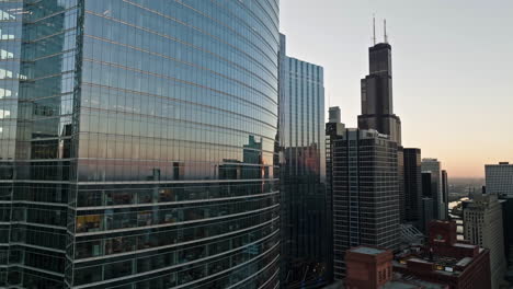 Aerial-view-of-the-skylne-reflecting-from-the-River-Point-skyscrapers-windows,-sunset-in-Chicago
