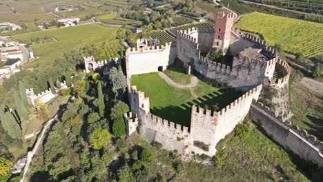 Restaurierte-Mittelalterliche-Burg-Inmitten-Von-Vegetation-Und-Weinbergen-Im-Castello-Scaligero,-Soave-Verona,-Italien