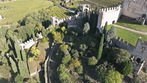 El-Castillo-De-Soave-Scaliger-Está-Rodeado-De-Exuberante-Vegetación-En-Verona,-Al-Norte-De-Italia
