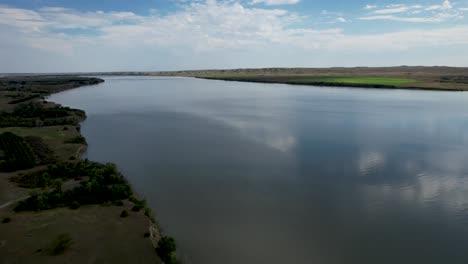 Missouri-River-in-South-Dakota,-Aerial-Ascending