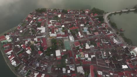 Draufsicht-Auf-Die-Isla-De-Flores-In-Guatemala-Bei-Sonnenaufgang,-Luftaufnahme