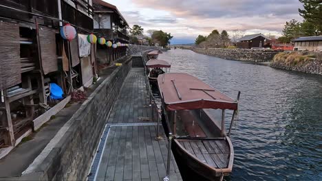 Traditionelle-Boote-In-Der-Teestadt-Uji