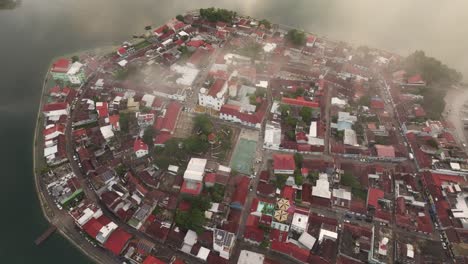Orbitaufnahme-Der-Insel-Flores-In-Guatemala-Bei-Sonnenaufgang,-Luftaufnahme
