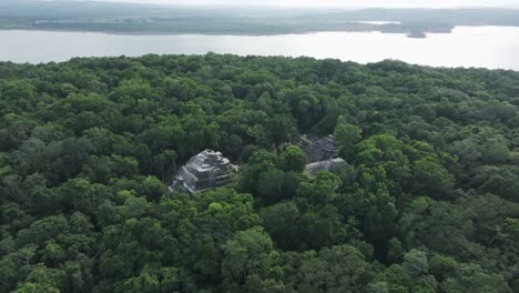 Famosas-Ruinas-Mayas-De-La-Acrópolis-Norte-En-Yaxha-En-La-Selva,-Aérea