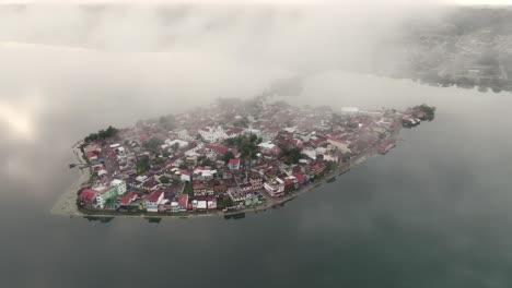 Nubes-Bajas-En-La-Isla-De-Flores-Guatemala-Durante-Una-Mañana-Mágica,-Aérea