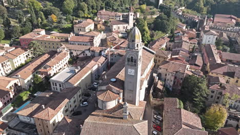 Glockenturm-Der-Kirche-San-Lorenzo-über-Der-Altstadt-Von-Soave-In-Verona,-Italien