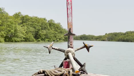 Boot-Mit-Anker-Gleitet-Durch-Mangroven,-Sindh,-Pakistan