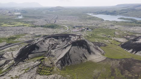 Drone-Rodeando-El-Gran-Cráter-Grabrok-En-Islandia-En-Un-Día-Nublado-En-Verano-En-La-Tierra-De-Fuego-Y-Hielo