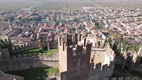 Imponente-Torre-De-Castillo-Del-Siglo-XIV-Con-Bandera-Italiana-En-La-Ciudad-De-Soave,-Verona,-Italia