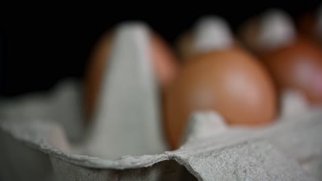 Hand-Gesehen,-Wie-Man-Drei-Eier-Von-Rechts-In-Die-Mitte-Und-Auf-Die-Linke-Seite-Legt,-Eier-In-Einem-Papierfach,-Essen-Und-Kochen