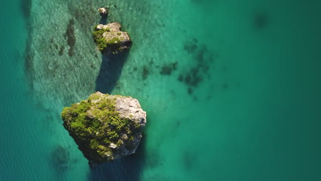 Berühmter-Schwimmender-Felsen-In-Der-Upi-Bucht,-Insel-Der-Kiefern,-Vertikale-Überführung-Aus-Der-Luft
