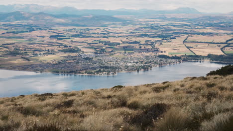 Aussicht-Auf-Die-Charmante-Stadt-Te-Anau-Und-Das-Umliegende-Ackerland-Auf-Der-Südinsel-Neuseelands