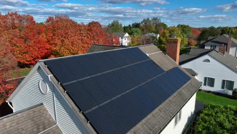 Sonnenkollektoren-Auf-Einem-Großen-Amerikanischen-Haus