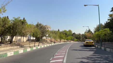 Autofahren-Auf-Der-Straße-In-Teheran,-Iranischer-Stadtbildblick,-Weite-Baumlandschaft,-Seitlicher-Spaziergang,-Sauberer-Luxusbezirk-Im-Norden-Von-Teheran,-Reisen,-Um-Kultur,-Natur,-Naher-Osten,-Saudi-Arabien,-Neom-Downtown-Zu-Besuchen