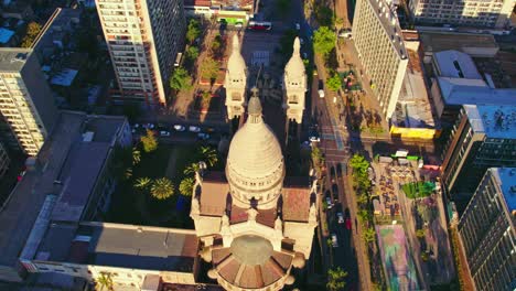 High-Angle-Aerial-Around-The-Sunlit-Basílica-De-Los-Sacramentinos,-In-Santiago-De-Chile
