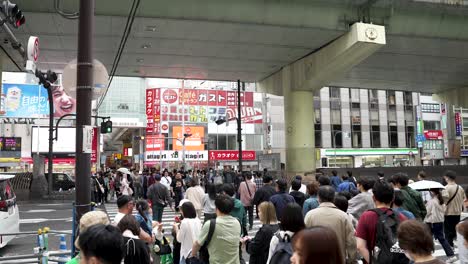 Menschenmassen-überqueren-Sennichimae-Dori-In-Richtung-Der-Einkaufsstraße-Ebisu-Bashi-Suji-In-Osaka