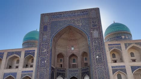 Toma-Orbital-De-4k-Que-Muestra-La-Madrasa-Mir-i-arab-En-El-Casco-Antiguo-De-Bukhara,-Uzbekistán