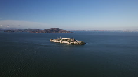 Establishing-drone-shot-of-the-Alcatraz-prison,-sunny-morning-in-San-Francisco
