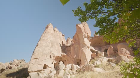 Einzigartige-Felsformationen-Und-Eine-Märchenhaushöhle-In-Einer-Türkischen-Landschaft