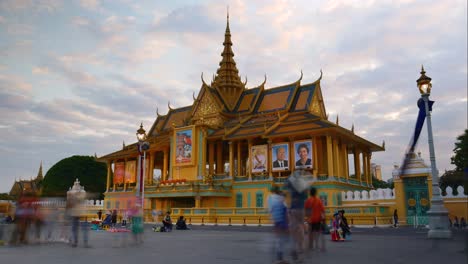 Zeitraffer-Des-Königspalastes-Von-Kambodscha,-Während-Die-Sonne-Untergeht-Und-Lichterketten-Für-Touristen-Eingeschaltet-Werden