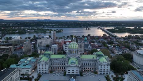 Pennsylvania-State-Capitol-Building-Mit-Dem-Susquehanna-River-Im-Hintergrund-In-Harrisburg-PA-Bei-Sonnenuntergang