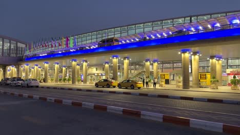 Aeropuerto-De-Teherán-Por-La-Noche-Crepúsculo-Mañana-Cielo-Azul-Color-Oscuro-Estación-De-Taxi-Taxista-Espere-La-Llegada-Pasajero-Salón-Principal-Gran-Diseño-Arquitectónico-Fuera-Del-Edificio-Medio-Oriente-Asia-Moderno-Saudita
